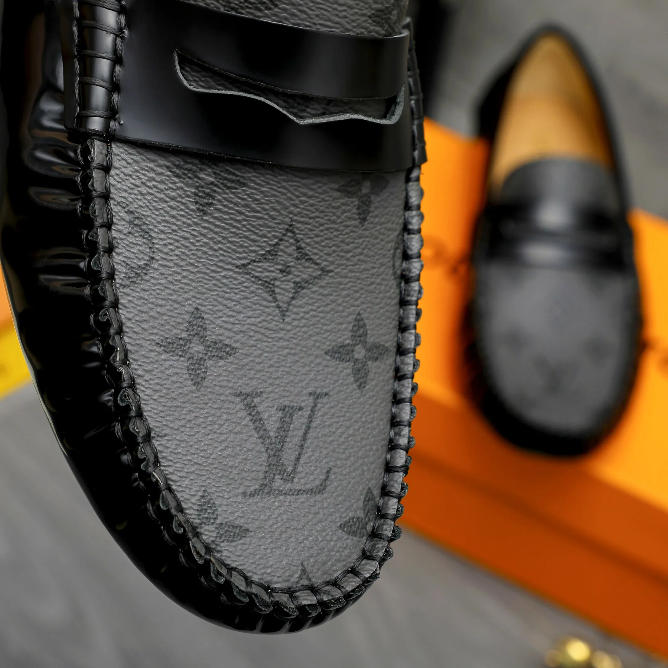 Men's shoes 💰p420 Product trademark: LV "Louis Vuitton" casual slip-on men's shoes Regular size: 38-44 Product materials: Selected classic print splicing patent leather upper, sheepskin lining, original rubber outsole